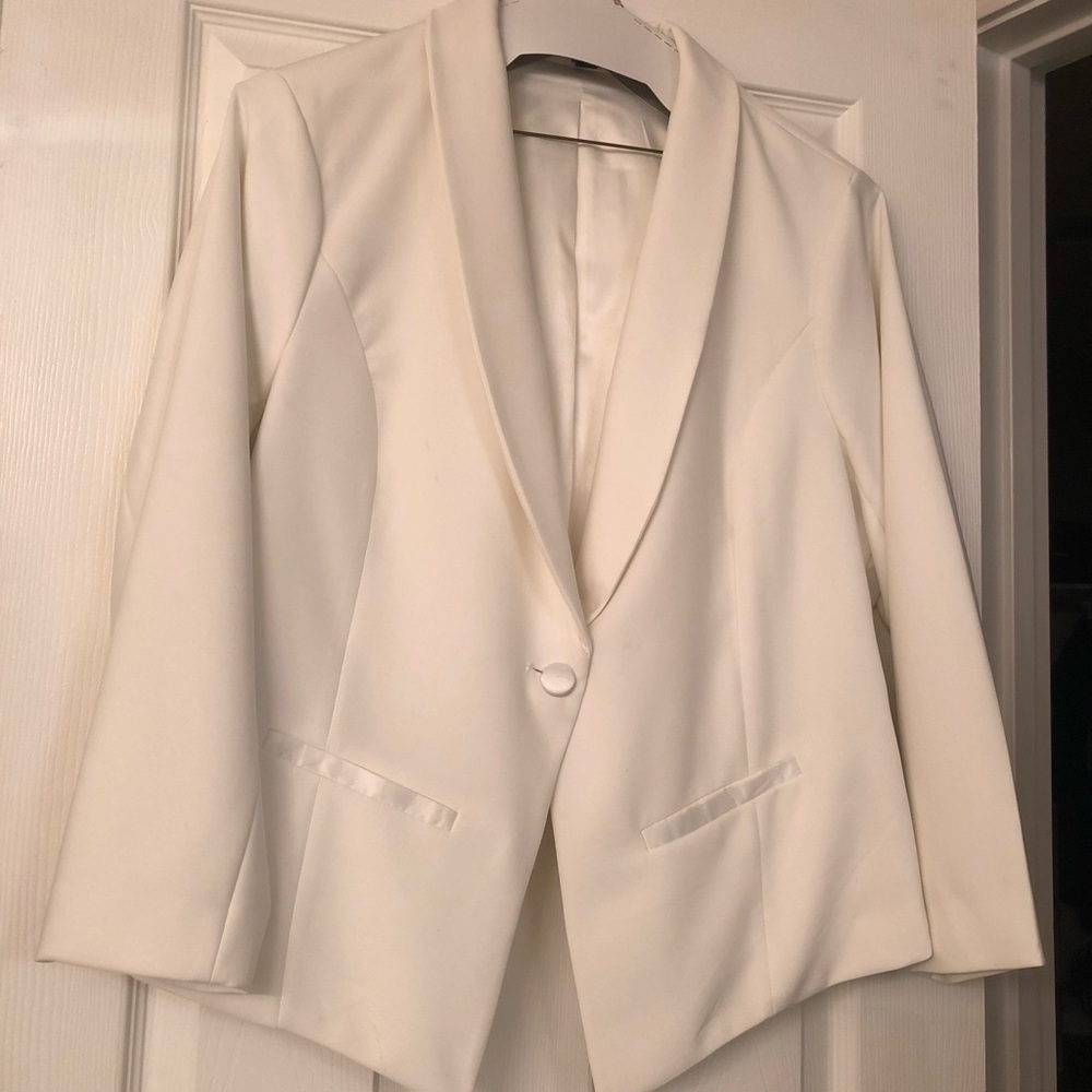 Torrid white tuxedo style blazer, size 1 women’s sizes